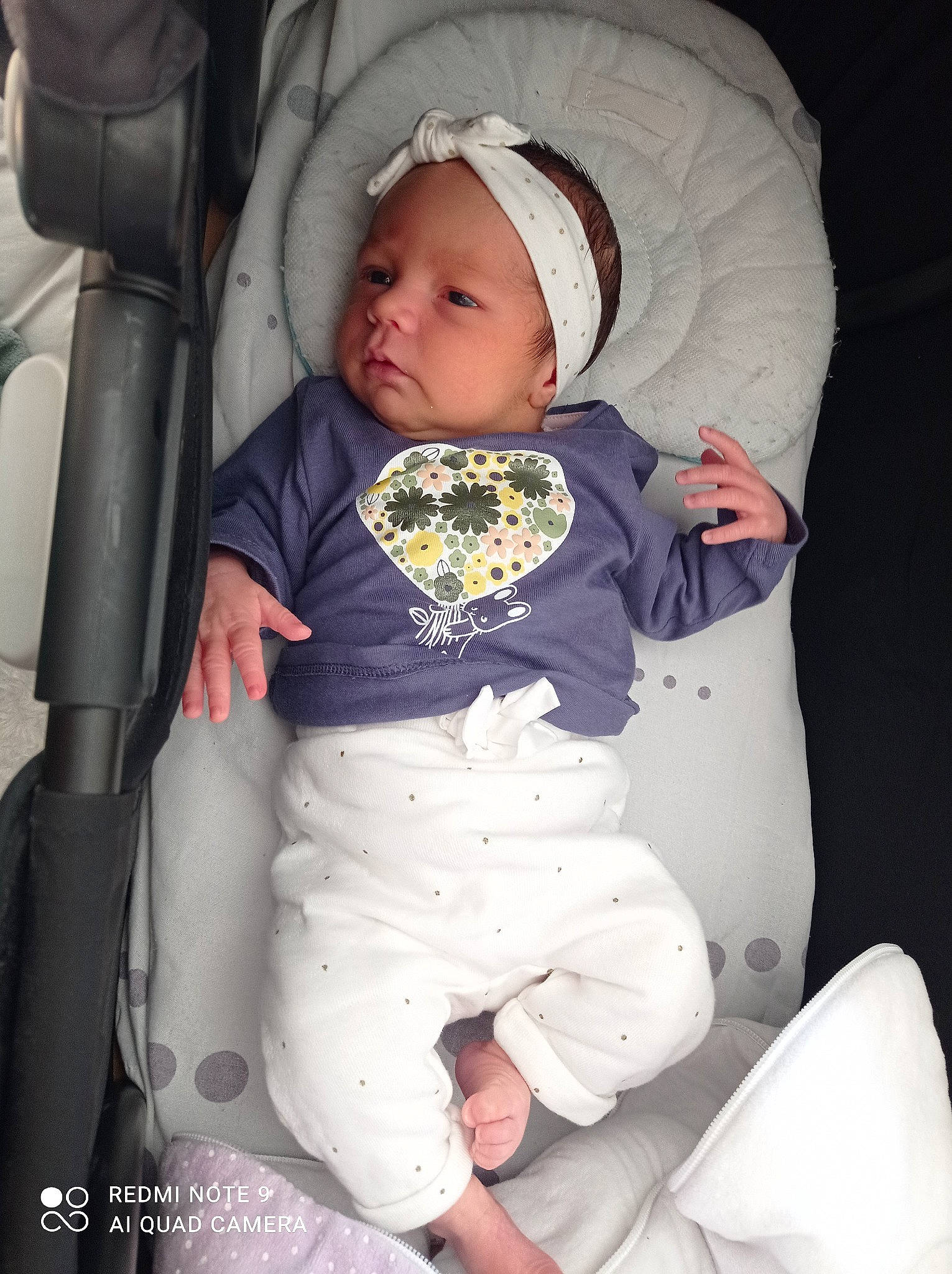 Iris participe au concours pour gagner de l'argent avec cette photo : baby, baby_carriage, baby_safety, baby_sleeping, baby_toddler_clothing, cheek, child, comfort, eye, face, finger, head, headwear, mouth, nose, person, product, skin, sleeve, thumb