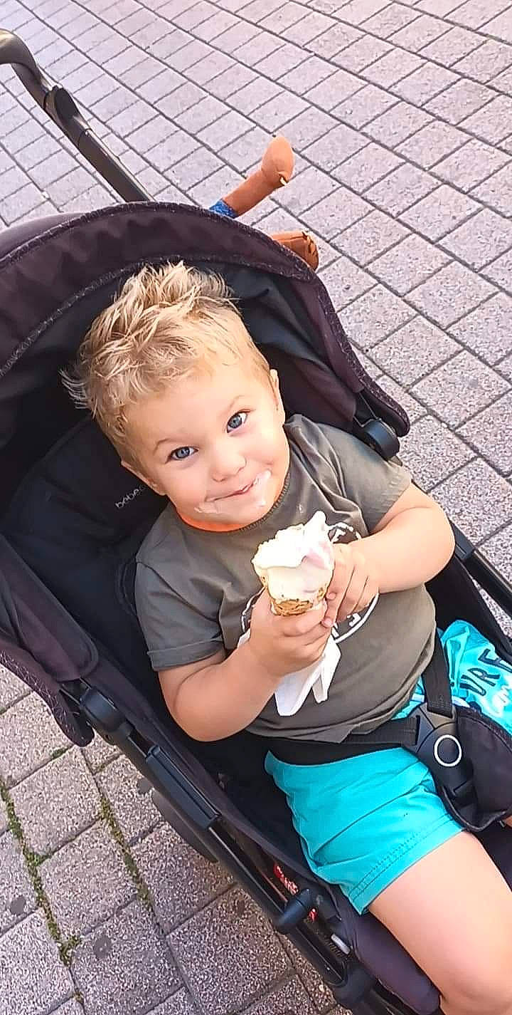 Ethan a rejoint le concours — aidez-le/la à gagner de superbes lots ! baby_products, chair, child, food, fun, grass, happy, ice_cream, joy, leisure, mouth, people, person, recreation, shorts, sitting, skin, smile, t_shirt, thigh