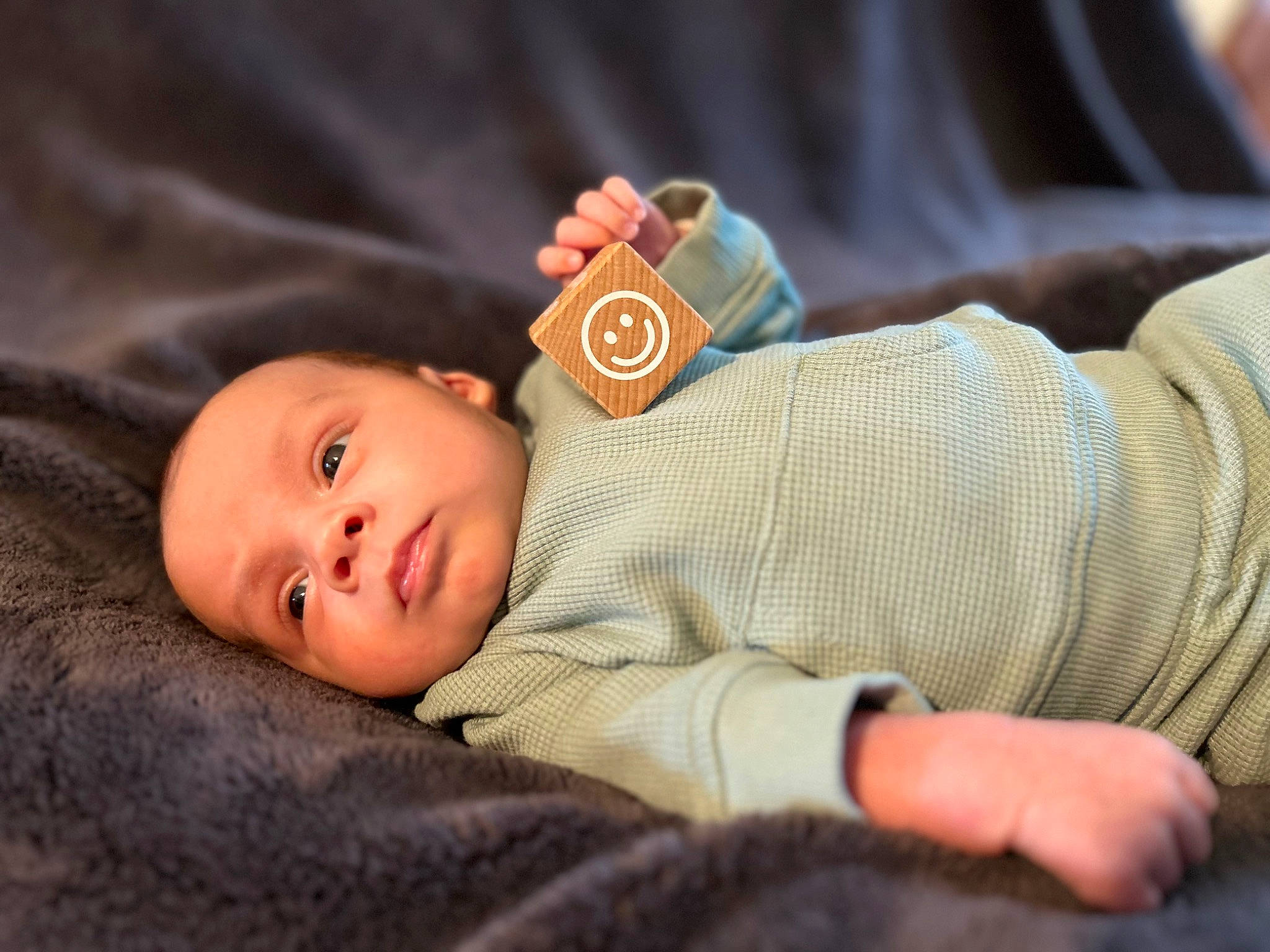 Gabin a rejoint le concours — aidez-le/la à gagner de superbes lots ! baby, baby_toddler_clothing, bedtime, cheek, child, chin, comfort, facial_expression, flooring, grass, linens, nail, nose, person, portrait_photography, room, sitting, skin, sleep, toddler