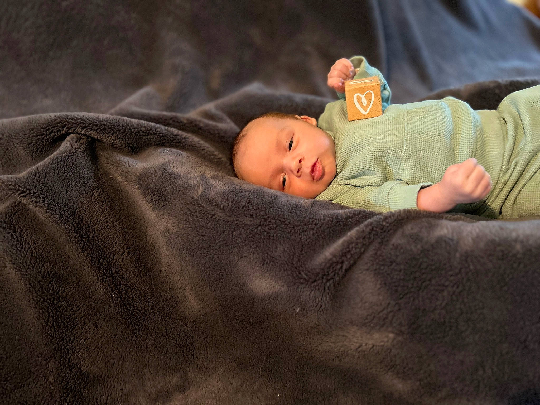 Gabin participe au concours pour gagner de l'argent avec cette photo : baby, baby_toddler_clothing, bedtime, blanket, cheek, child, comfort, eye, fur, grass, headgear, linens, nap, person, room, sitting, sleep, sleeve, toddler, wood