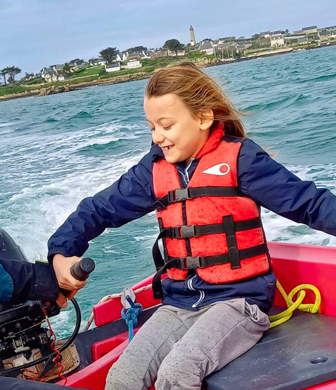 Tiago participe au concours pour gagner de l'argent avec cette photo : boat, boating, boats_and_boating_equipment_and_supplies, cloud, fun, joy, lake, leisure, lifejacket, outdoor_recreation, person, personal_protective_equipment, recreation, sky, smile, toddler, tree, vehicle, water, water_transportation