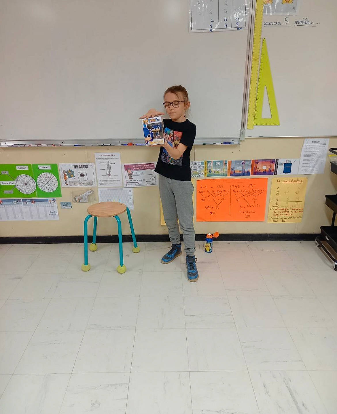 Tiago a rejoint le concours — aidez-le/la à gagner de superbes lots ! child, class, cleanliness, education, event, floor, flooring, font, fun, learning, office_supplies, person, play, recreation, room, school, shelf, smile, teacher, toddler