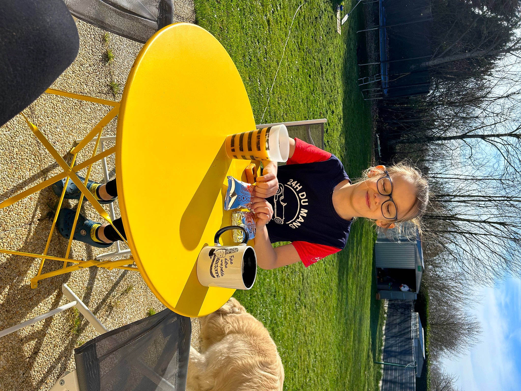 Tiago participe au concours pour gagner de l'argent avec cette photo : automotive_wheel_system, drum, fun, grass, hat, lake, leisure, musical_instrument, person, plant, propeller, recreation, sky, sun_hat, t_shirt, tree, water, yellow