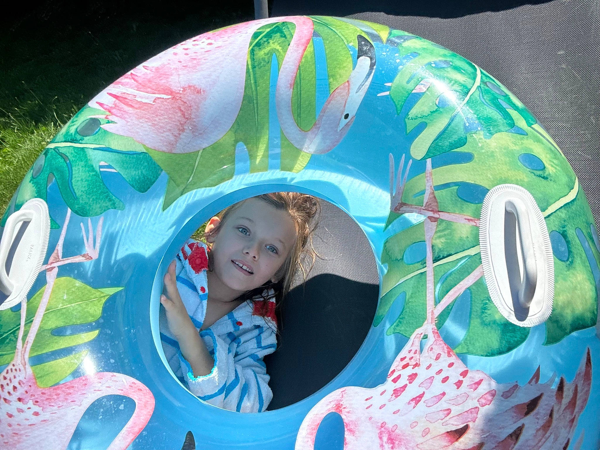 Tiago participe au concours pour gagner de l'argent avec cette photo : aqua, art, child, circle, cool, fun, graphics, grass, green, happy, leisure, magenta, paint, pattern, person, pink, recreation, smile, t_shirt, toddler