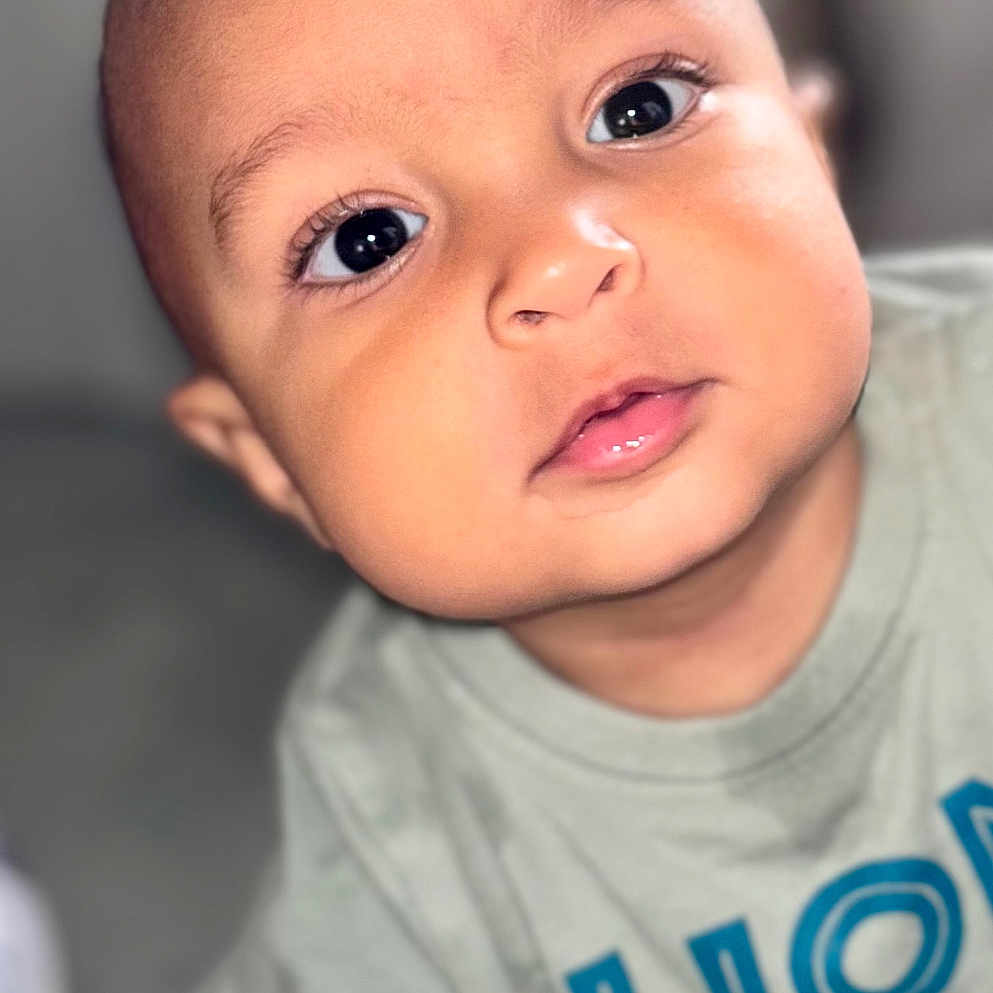 Xavier a rejoint le concours — aidez-le/la à gagner de superbes lots ! baby, child, close_up, clothing, curious, cute, expression, eyes, face, focus, head, indoor, infant, looking, person, portrait, shirt, skin, toddler, young