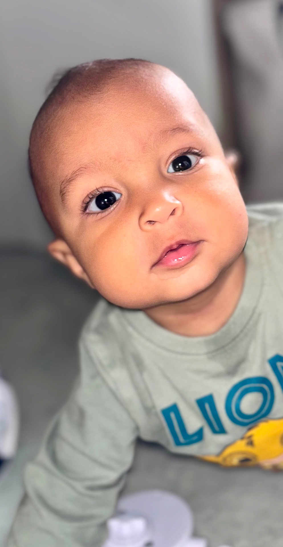 Xavier a rejoint le concours — aidez-le/la à gagner de superbes lots ! baby, child, face, eyes, curious, close_up, infant, portrait, cute, young, expression, skin, head, toddler, clothing, shirt, indoor, person, looking, focus