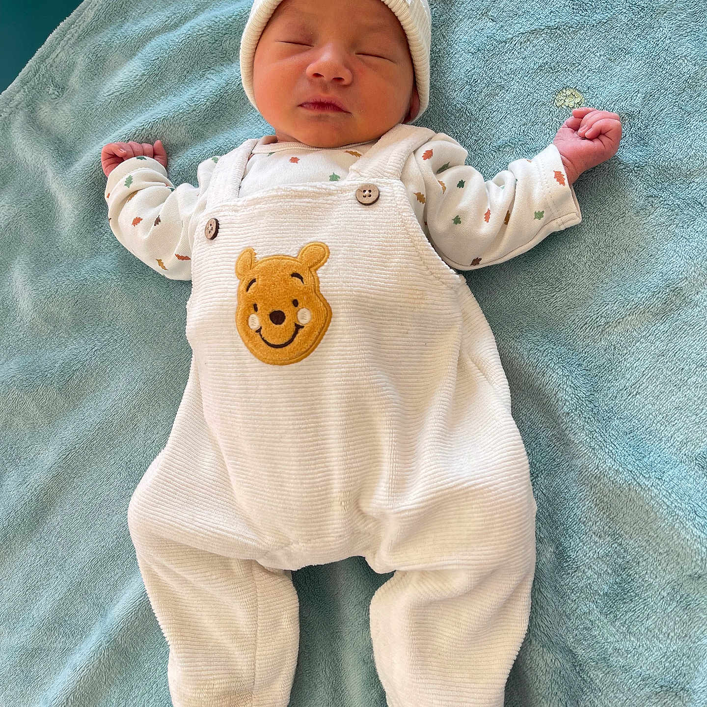 Matteu a rejoint le concours — aidez-le/la à gagner de superbes lots ! baby, bed, blanket, bodypart, bonnet, cap, clothing, face, finger, furniture, glove, hand, hat, head, newborn, pants, person, photography, portrait, sleeping