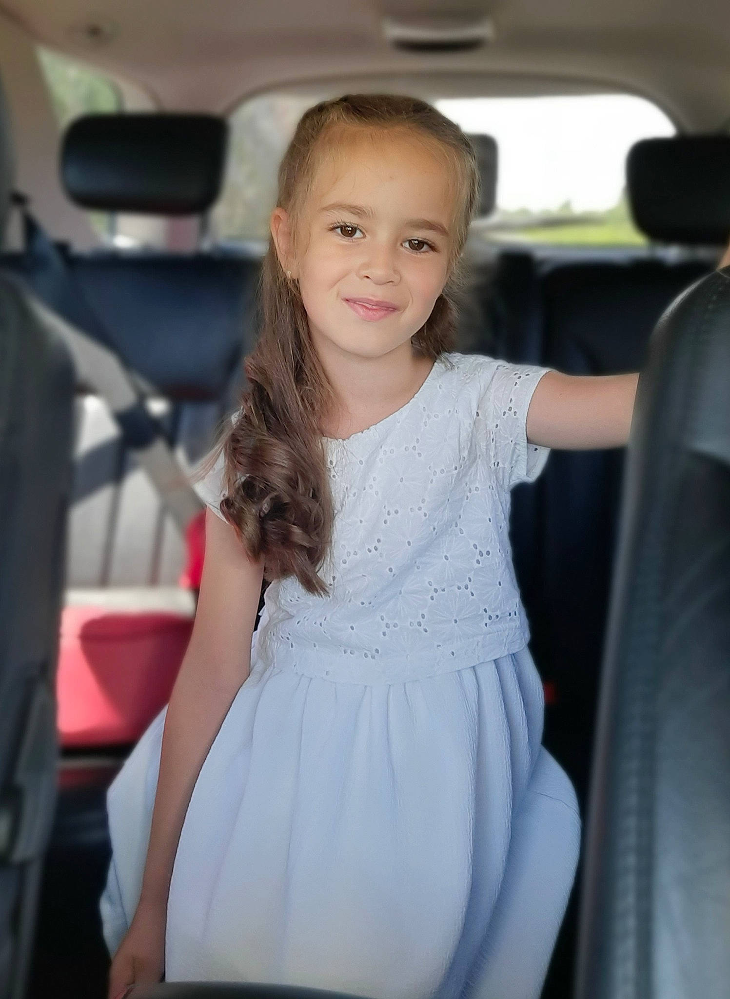 Dumitrita participe au concours pour gagner de l'argent avec cette photo : auto_part, automotive_design, automotive_exterior, day_dress, dress, event, family_car, fashion_design, flash_photography, formal_wear, happy, human_leg, joy, motor_vehicle, one_piece_garment, person, personal_luxury_car, smile, toddler, travel