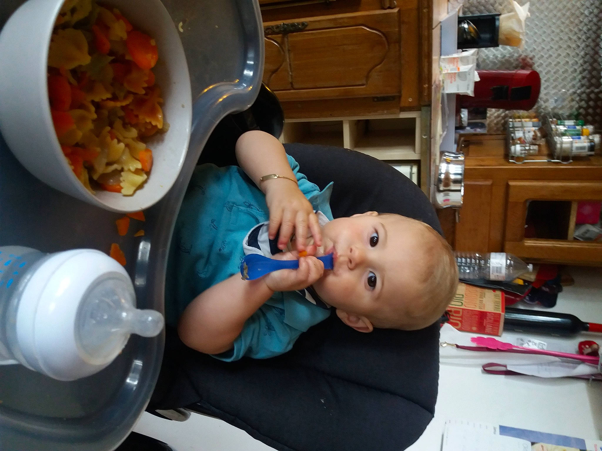 Elyann a rejoint le concours — aidez-le/la à gagner de superbes lots ! arm, baby, cabinetry, chest_of_drawers, child, comfort_food, cooking, cupboard, drawer, food, ingredient, person, plastic_bottle, plate, produce, recipe, room, shelf, shelving, tableware