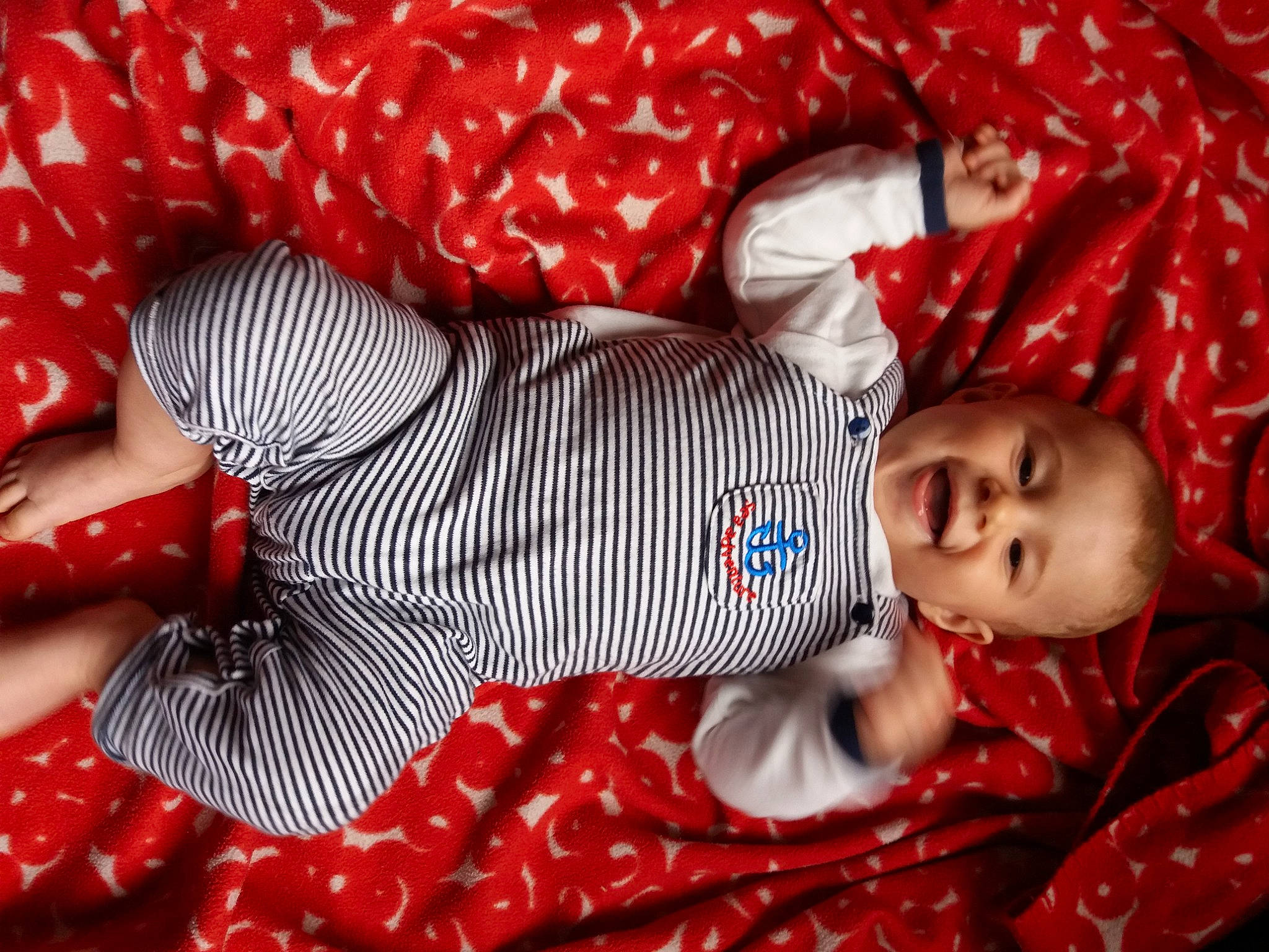 Elyann a rejoint le concours — aidez-le/la à gagner de superbes lots ! baby_toddler_clothing, beauty, carmine, child, doll, event, fashion_accessory, linens, organ, pattern, person, pink, plaid, product, red, room, sleeve, textile, toddler, toy