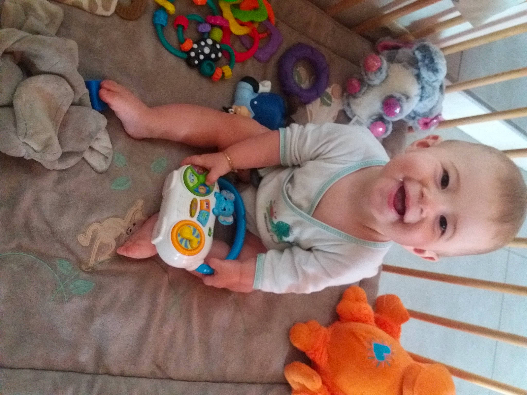 Elyann participe au concours pour gagner de l'argent avec cette photo : arm, baby, baby_toddler_clothing, cheek, facial_expression, finger, fun, head, human_body, joy, leg, mouth, nose, organ, person, pink, product, skin, smile, textile