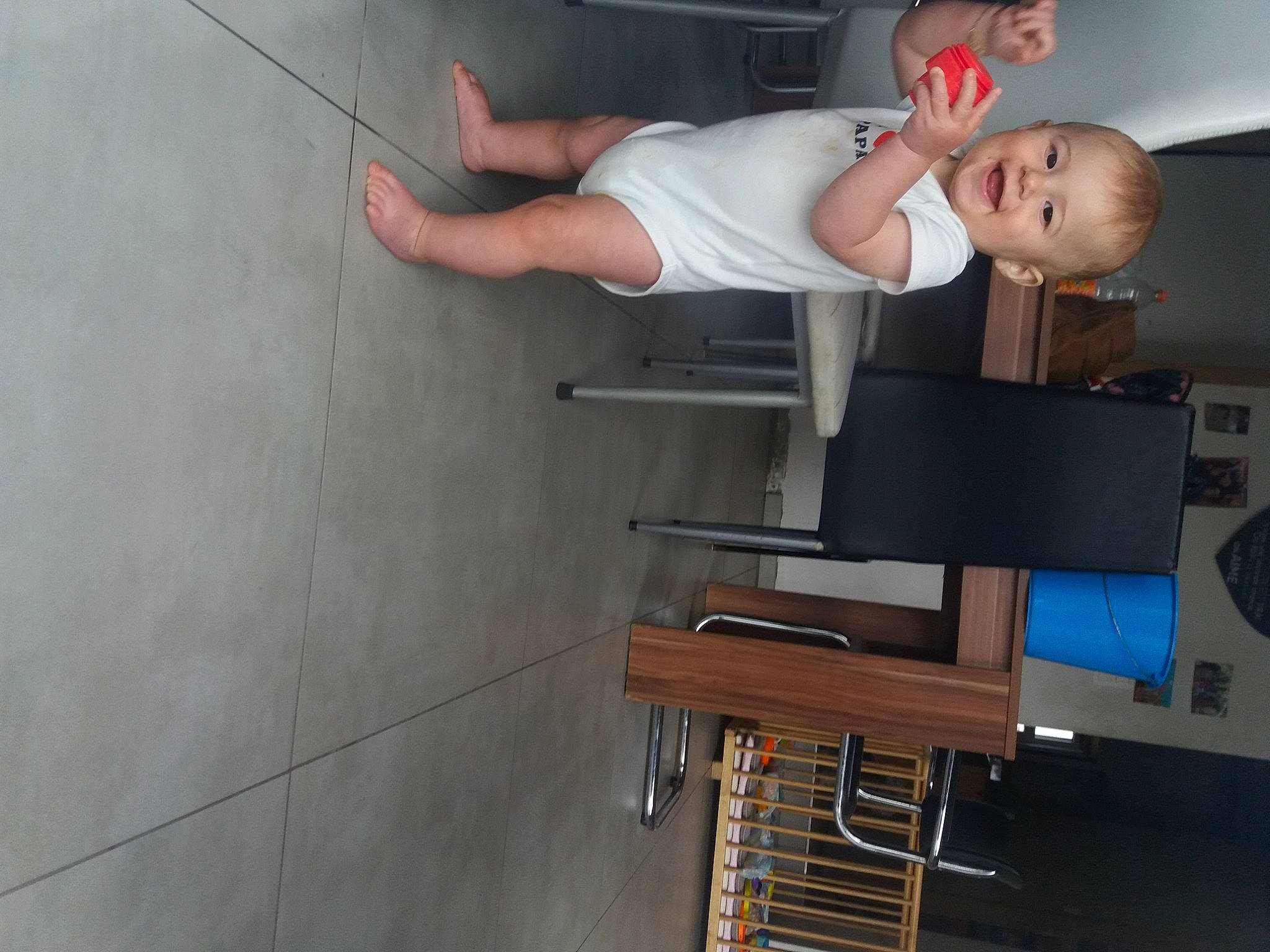 Elyann participe au concours pour gagner de l'argent avec cette photo : child, cleanliness, elbow, flooring, hardwood, human_leg, joint, joy, knee, machine, person, room, service, smile, t_shirt, toddler, wrist