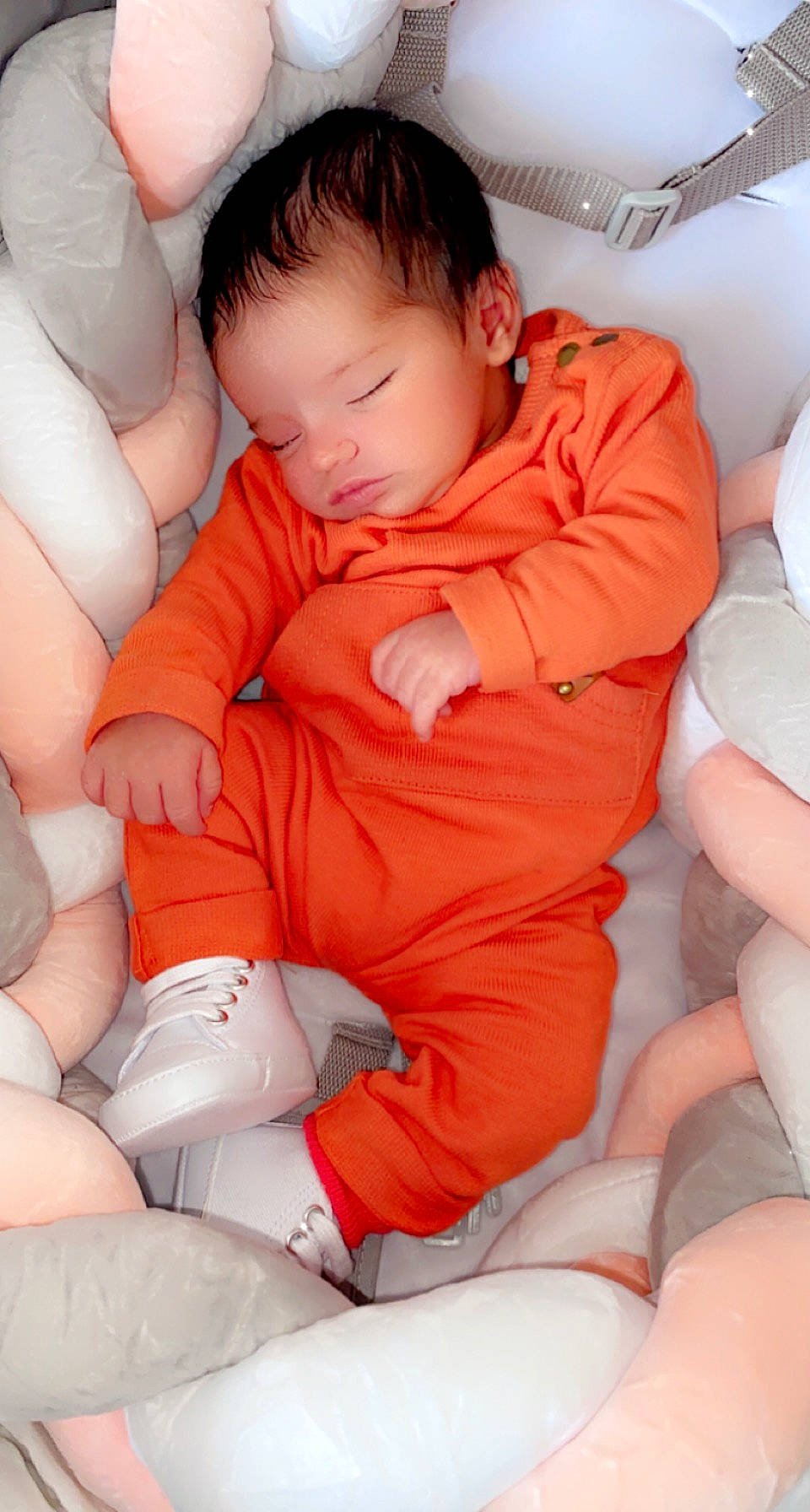 Lïa a rejoint le concours — aidez-le/la à gagner de superbes lots ! arm, baby, comfort, eye, finger, gesture, hair, hand, head, joint, knee, leg, mouth, muscle, orange, organ, person, skin, sleeve, thigh