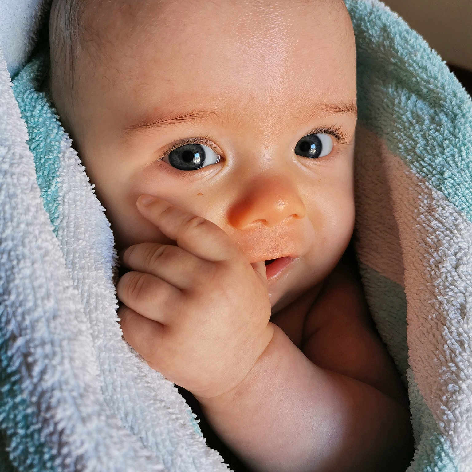 Roxane participe au concours pour gagner de l'argent avec cette photo : azure, baby, baby_toddler_clothing, cheek, chin, comfort, ear, eye, eyebrow, eyelash, face, finger, gesture, hand, iris, lip, mouth, neck, nose, skin