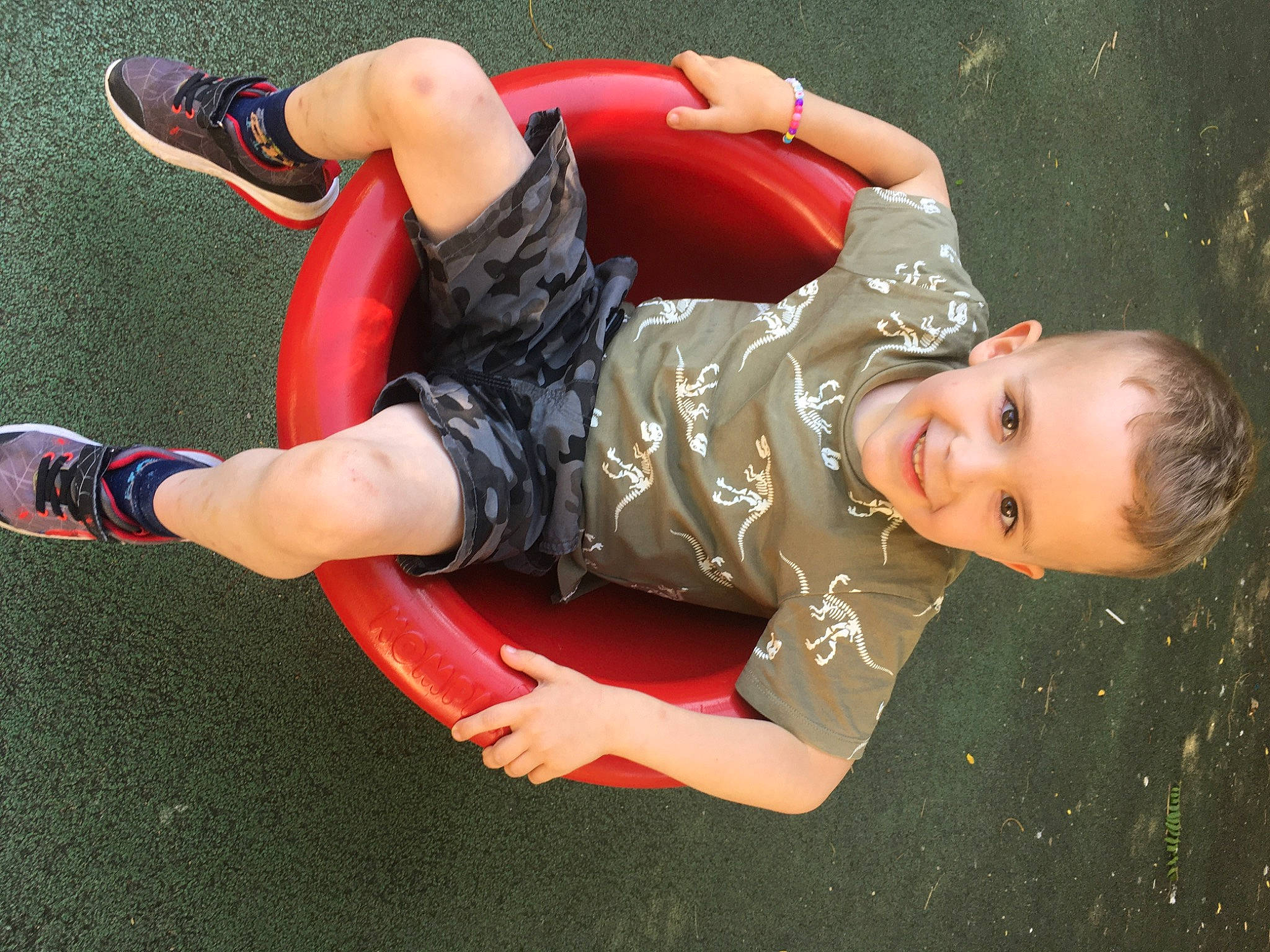 Ethan a rejoint le concours — aidez-le/la à gagner de superbes lots ! arm, child, elbow, event, flash_photography, fun, glove, grass, happy, human_leg, joy, knee, leg, leisure, person, shorts, smile, sneakers, sock, sportswear