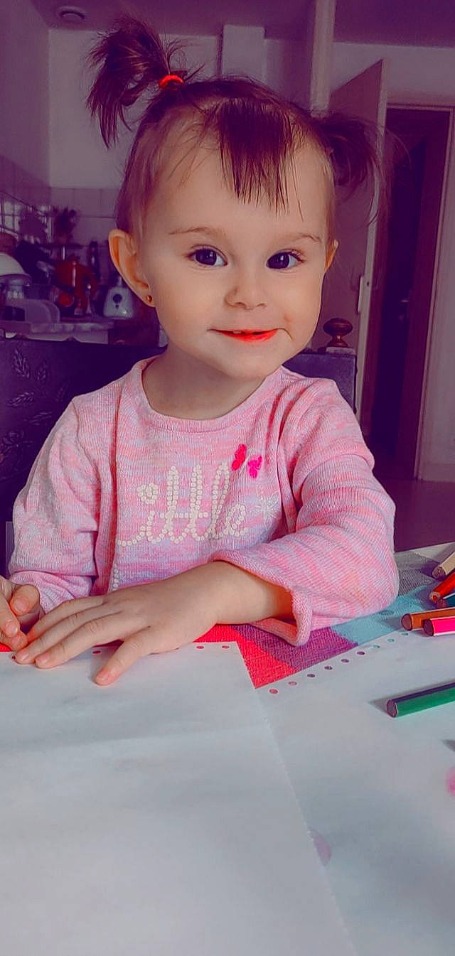 Evy a rejoint le concours — aidez-le/la à gagner de superbes lots ! baby, baby_toddler_clothing, cheek, chin, eye, eyebrow, eyelash, finger, happy, head, iris, joy, lip, nose, paint, person, pink, skin, sleeve, smile