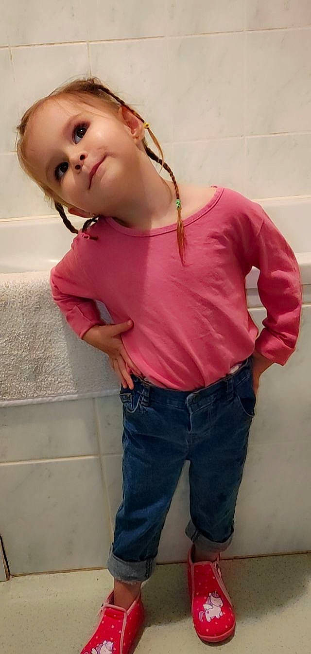 Evy participe au concours pour gagner de l'argent avec cette photo : cheek, chest, chin, elbow, eye, eyelash, gesture, happy, head, jeans, joint, joy, lip, mouth, neck, person, pink, skin, sleeve, standing