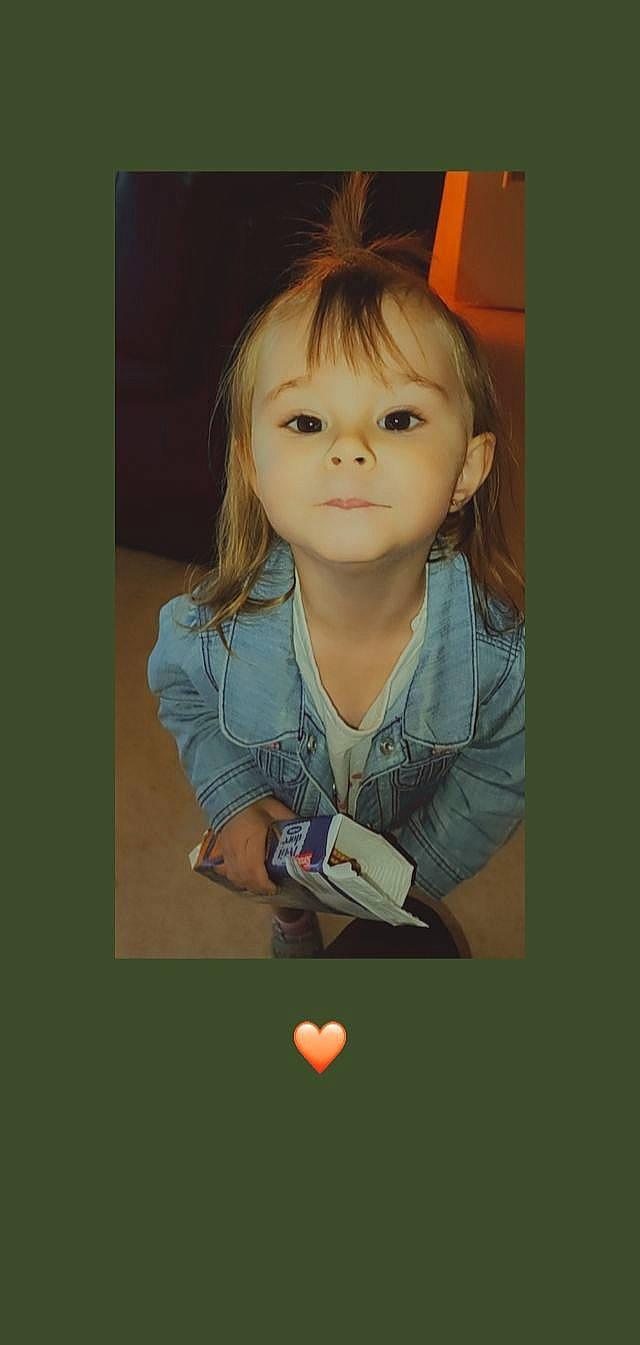 Evy a rejoint le concours — aidez-le/la à gagner de superbes lots ! arm, ball, bangs, beauty, cheek, child, eyelash, finger, fun, gesture, happy, human_body, indoor_games_and_sports, long_hair, nose, person, sleeve, smile, thumb, toddler