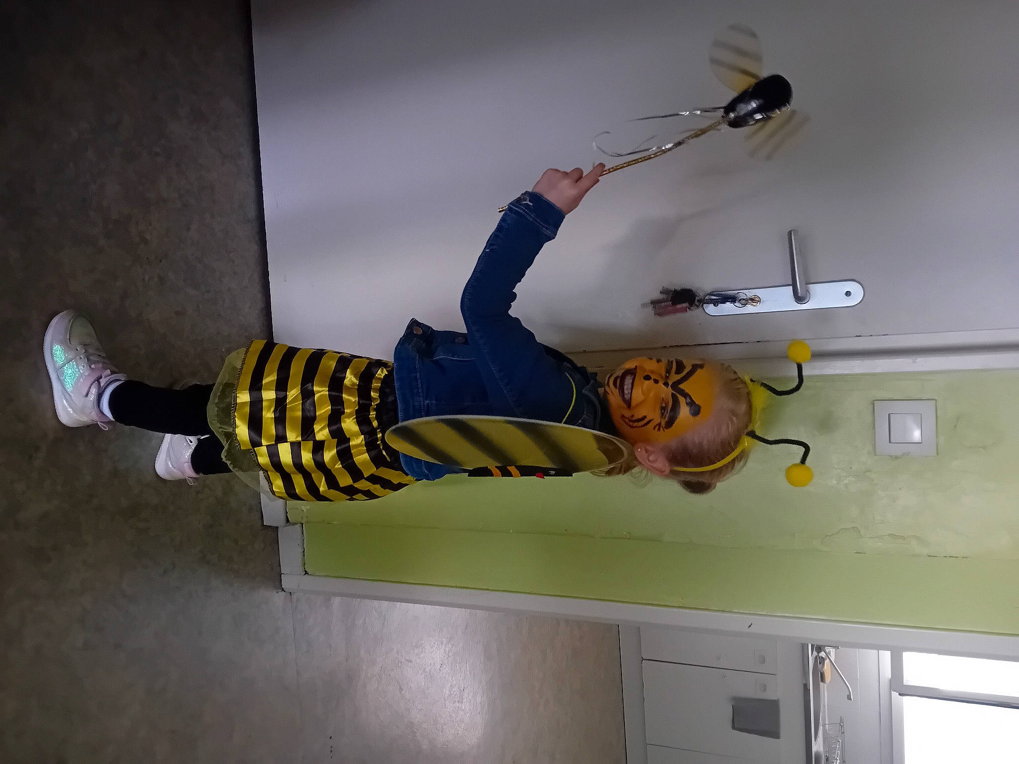 Abby participe au concours pour gagner de l'argent avec cette photo : balance, cabinetry, ceiling, cleanliness, drawer, elbow, electric_blue, flooring, human_leg, knee, leg, person, room, thigh, toy, wood