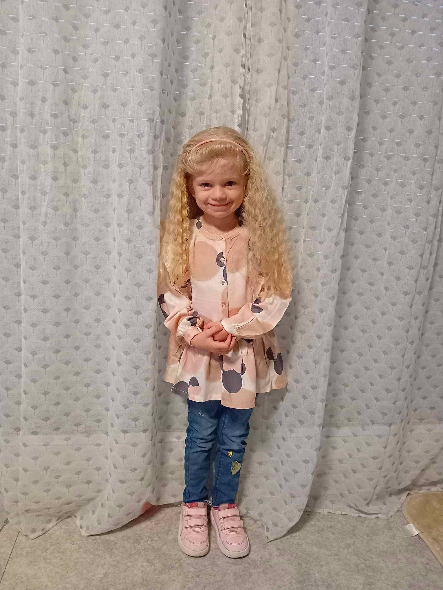 Abby participe au concours pour gagner de l'argent avec cette photo : blond, child, curtain, denim, eye, fashion_design, formal_wear, happy, jeans, joy, linens, pattern, peach, person, room, sandal, sitting, sleeve, smile, t_shirt