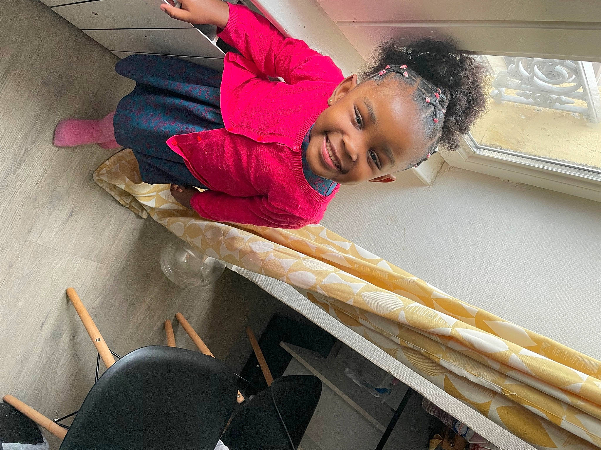 Zoe participe au concours pour gagner de l'argent avec cette photo : boats_and_boating_equipment_and_supplies, child, comfort, flooring, fun, happy, house, joy, leisure, lumber, magenta, person, plywood, room, smile, toddler, window, wood