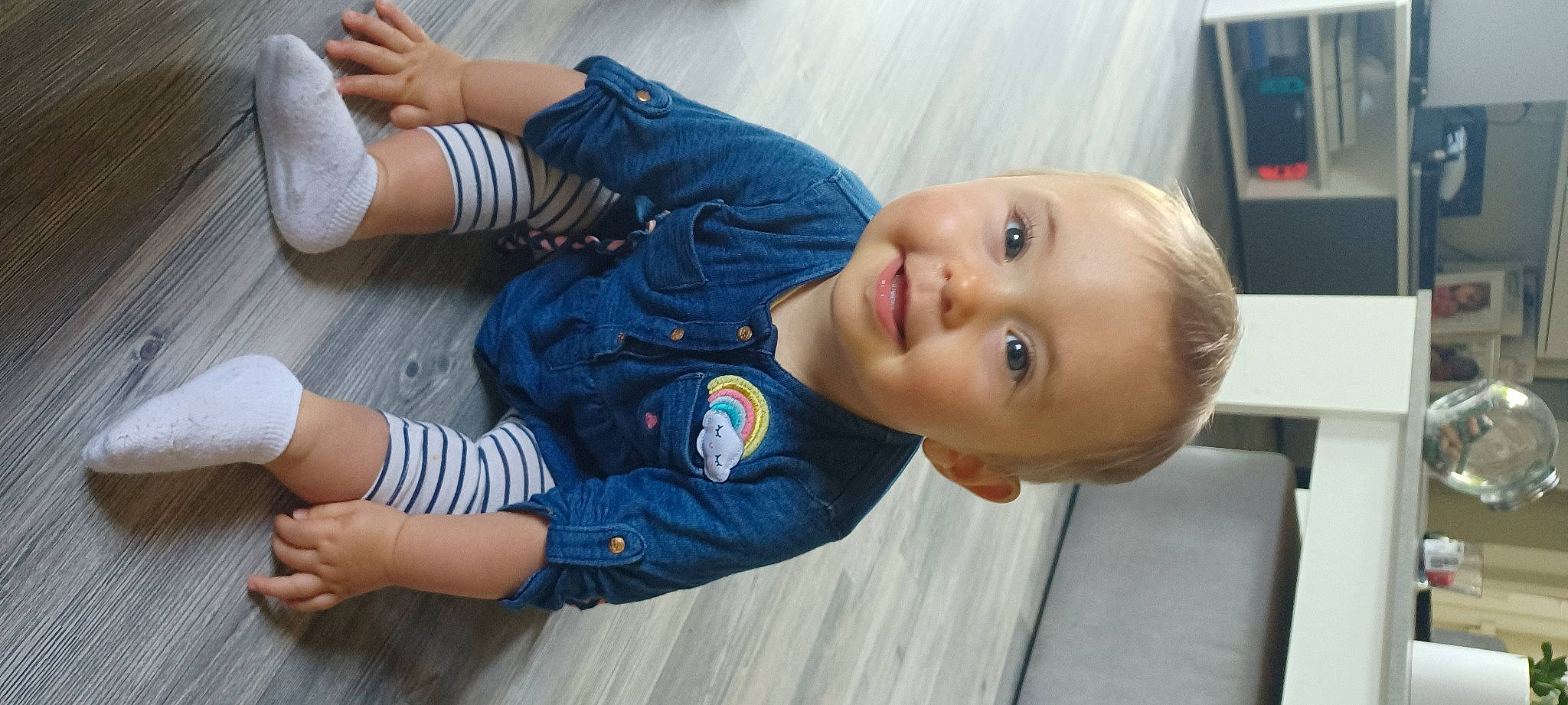 Leonie participe au concours pour gagner de l'argent avec cette photo : baby_toddler_clothing, cheek, clothing, facial_expression, finger, floor, flooring, gesture, hand, joint, joy, mammal, mouth, nose, people, person, product, skin, sleeve, smile