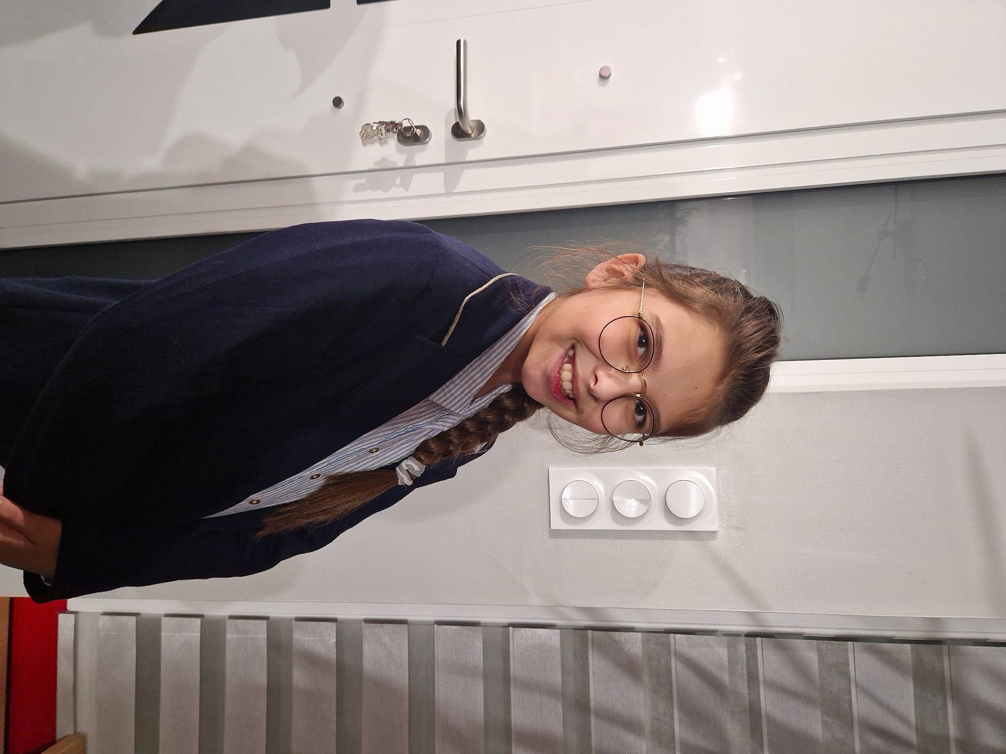 Isalyne a rejoint le concours — aidez-le/la à gagner de superbes lots ! automotive_design, comfort, event, fence, flooring, fun, happy, joy, luxury_vehicle, person, public_transport, room, sitting, smile, window