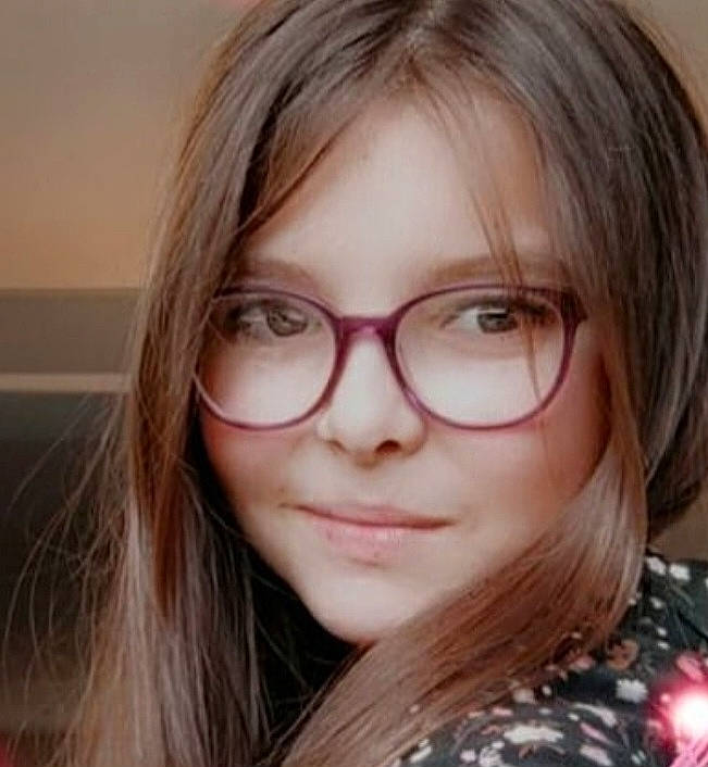 Isalyne participe au concours pour gagner de l'argent avec cette photo : bangs, black_hair, cheek, chin, eyebrow, eyelash, eyewear, facial_expression, forehead, glasses, happy, iris, jaw, joy, layered_hair, lip, nose, person, selfie, skin