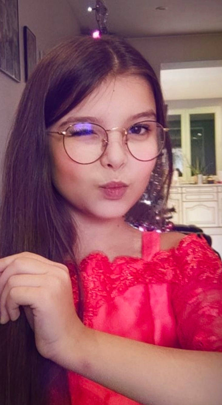 Isalyne participe au concours pour gagner de l'argent avec cette photo : cheek, chin, ear, eyebrow, eyelash, face, gesture, glasses, hairstyle, head, iris, jaw, lip, mouth, neck, nose, person, purple, shoulder, skin