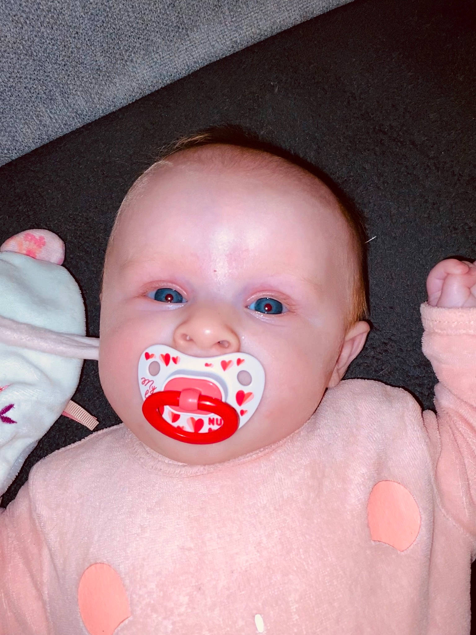 Mïya a rejoint le concours — aidez-le/la à gagner de superbes lots ! baby, baby_toddler_clothing, cheek, child, ear, eye, eyebrow, eyelash, finger, happy, head, iris, lip, mouth, neck, no_expression, nose, person, pink, skin