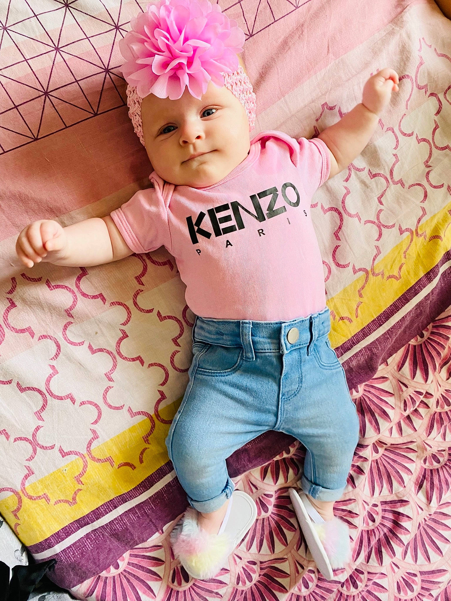 Mïya participe au concours pour gagner de l'argent avec cette photo : baby, baby_toddler_clothing, child, comfort, fashion_accessory, font, happy, headband, headpiece, headwear, linens, magenta, pattern, person, pink, purple, sleeve, textile, thigh, toddler