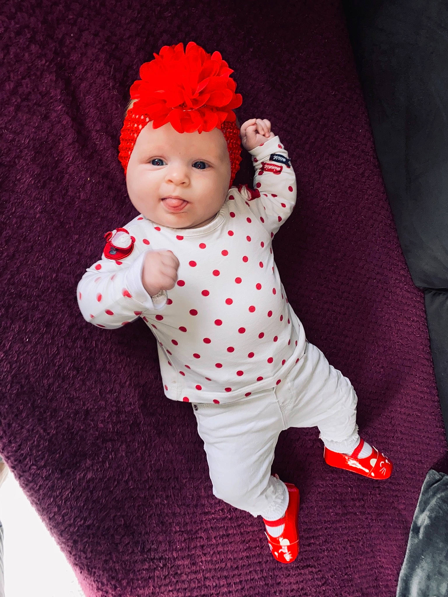Mïya a rejoint le concours — aidez-le/la à gagner de superbes lots ! arm, baby, baby_products, baby_toddler_clothing, cap, cheek, child, costume_hat, design, face, fashion_accessory, hat, headwear, linens, lip, magenta, pattern, person, pink, sleeve