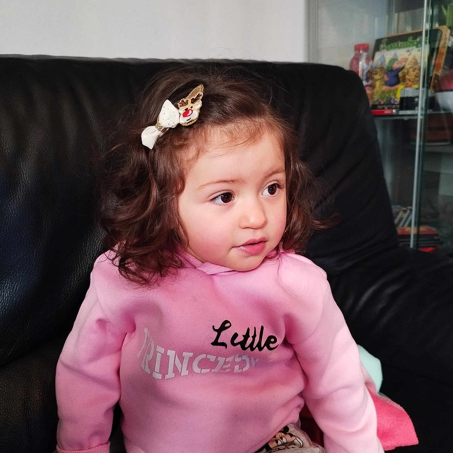 Talya a rejoint le concours — aidez-le/la à gagner de superbes lots ! accessories, baby, bodypart, clothing, couch, cushion, face, finger, furniture, hand, head, homedecor, knitwear, longsleeve, person, photography, portrait, sitting, sleeve, sweater