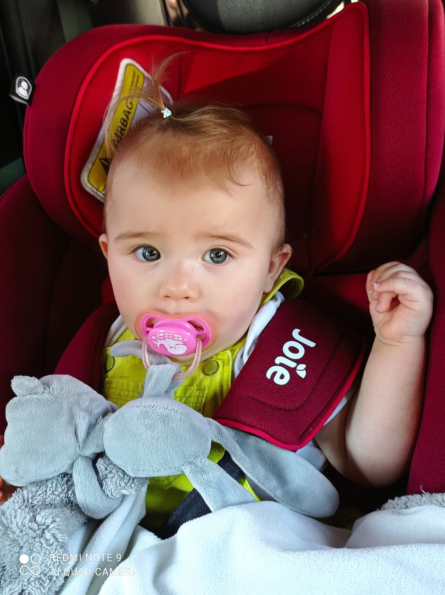 Gabrielle participe au concours pour gagner de l'argent avec cette photo : baby, baby_carriage, baby_products, baby_toddler_clothing, car_seat, cheek, comfort, eye, face, finger, fun, hand, happy, head, people, person, product, skin, textile, toddler