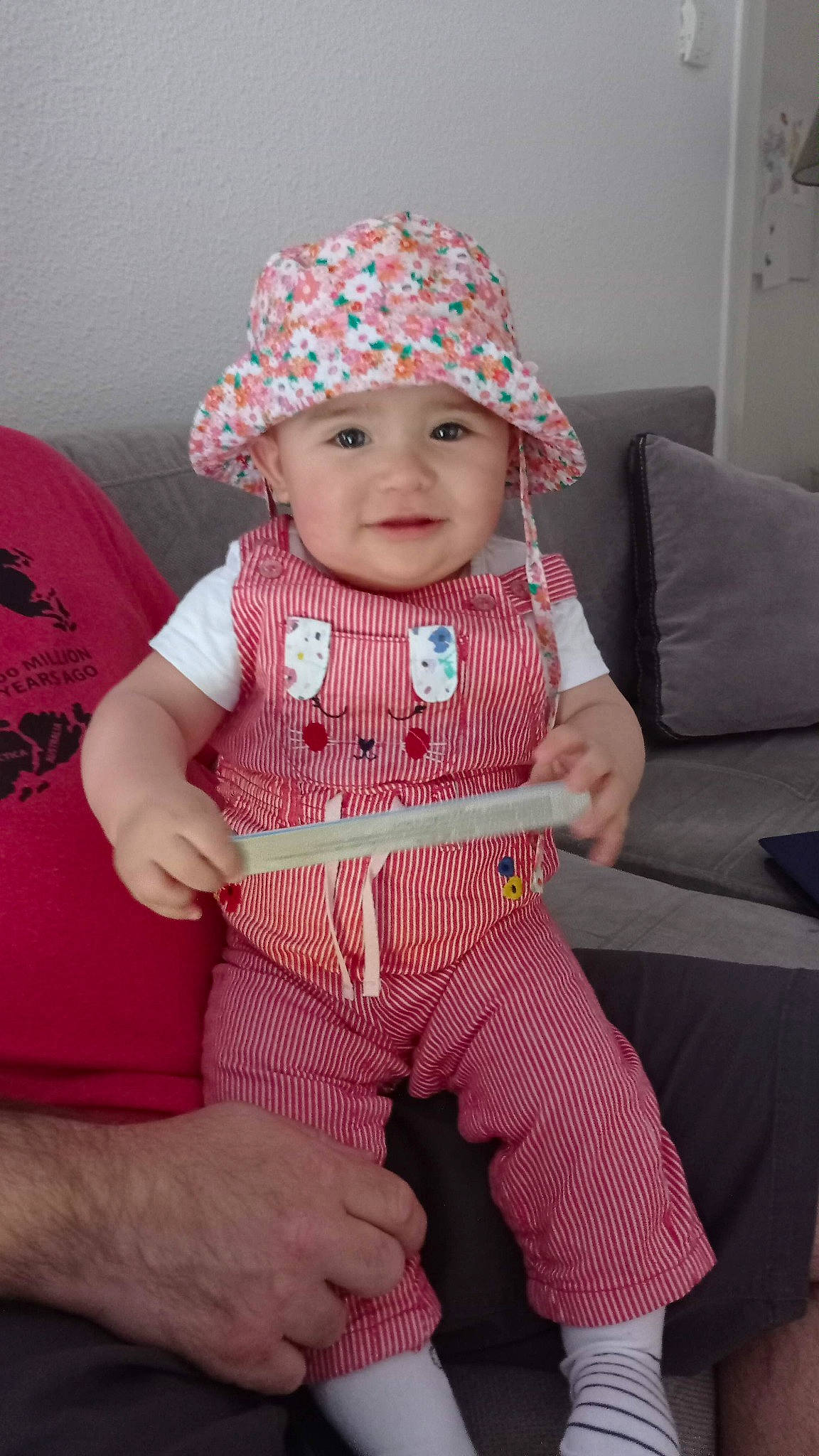 Gabrielle a rejoint le concours — aidez-le/la à gagner de superbes lots ! baby, baby_toddler_clothing, cap, cheek, child, clothing, collar, dress, glasses, head, headgear, headwear, joy, lip, outerwear, person, pink, plaid, skin, sleeve