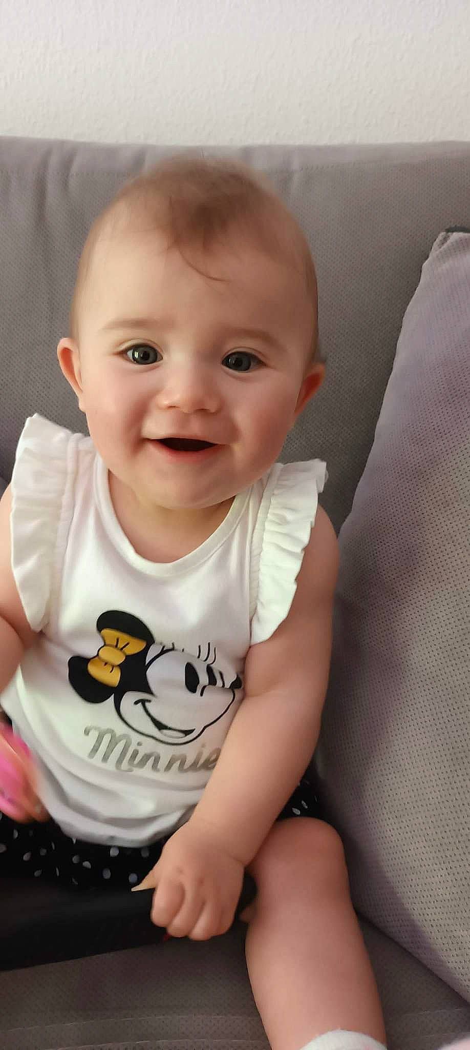 Gabrielle participe au concours pour gagner de l'argent avec cette photo : arm, baby, baby_toddler_clothing, blond, cheek, chin, eye, eyebrow, eyelash, hair, happy, iris, joy, lip, mouth, neck, nose, person, skin, sleeve