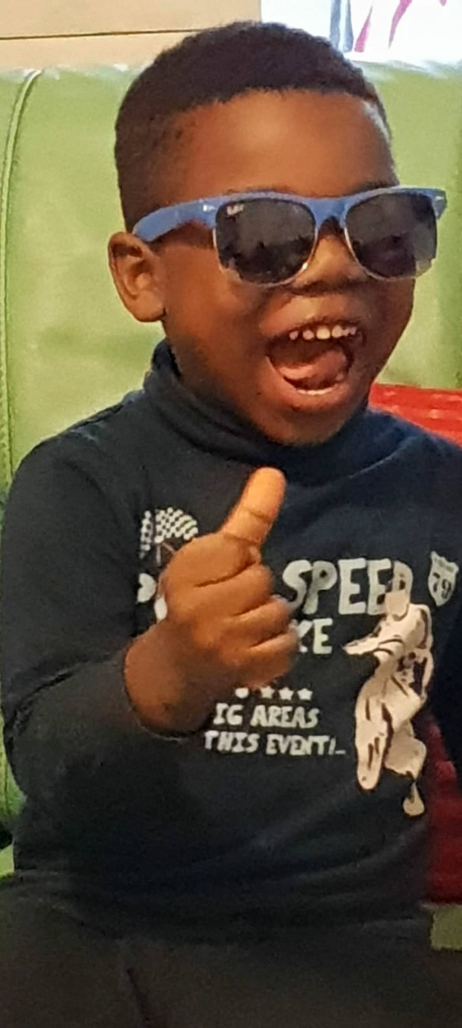 Christian participe au concours pour gagner de l'argent avec cette photo : arm, cheek, chin, cool, eye_glass_accessory, eyewear, finger, forehead, gesture, glasses, goggles, hand, joint, muscle, person, sleeve, sunglasses, temple, thumb, tooth