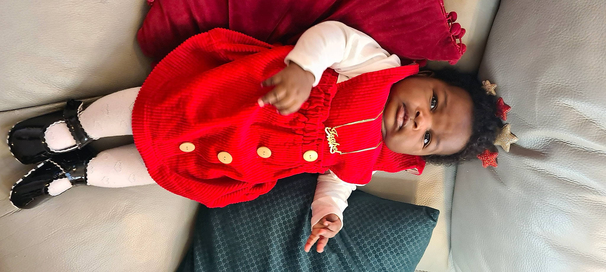 Isabel participe au concours pour gagner de l'argent avec cette photo : baby, baby_toddler_clothing, button, carmine, child, costume, nose, pattern, person, plaid, red, sleeve, tartan, textile, toddler