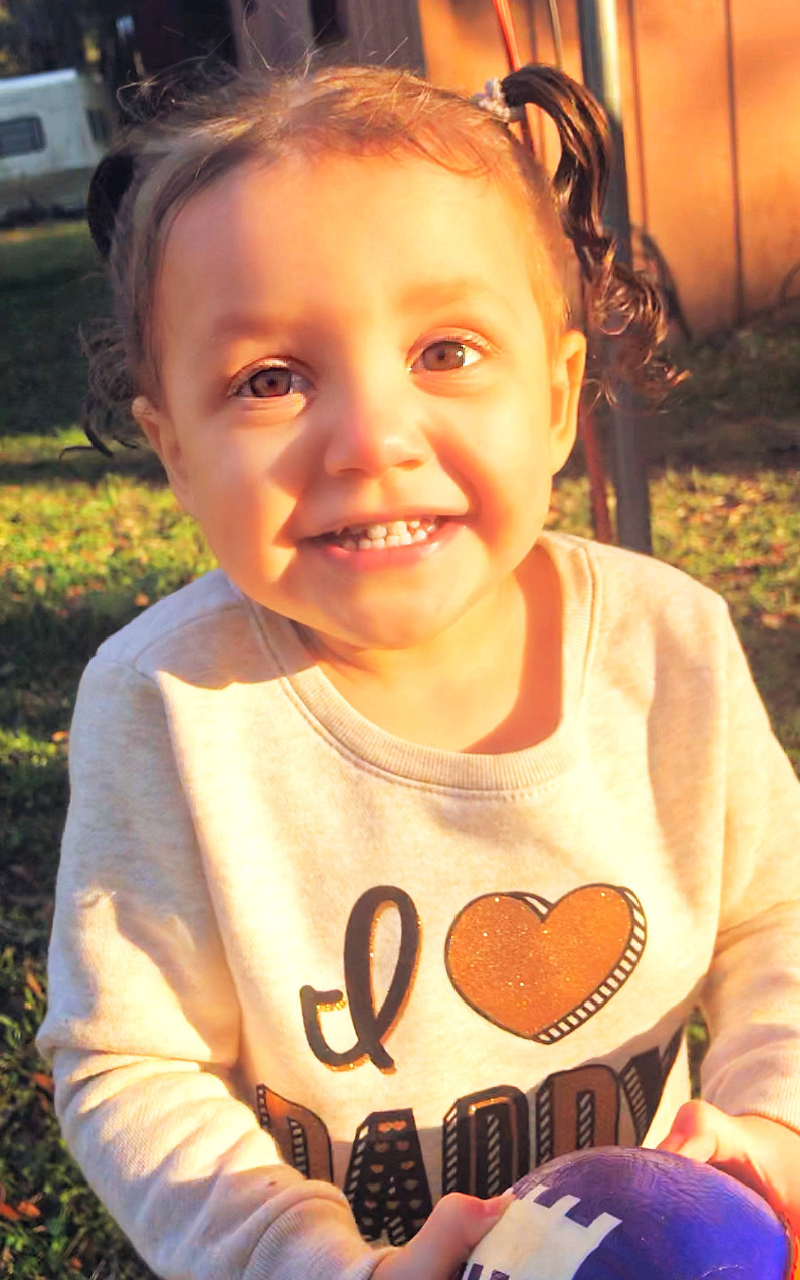 Thalia is registered to the contest to win money with this photo: child, cool, ear, eye, face, facial_expression, hair, hairstyle, happy, head, joy, organ, people, person, plant, play, skin, smile, t_shirt, toddler