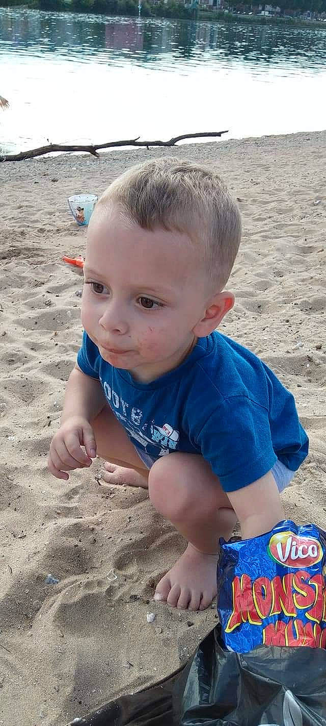 Bryan participe au concours pour gagner de l'argent avec cette photo : baby, baby_toddler_clothing, beach, body_of_water, child, clothing, electric_blue, fun, grass, happy, leisure, people, people_in_nature, person, photograph, sand, soil, summer, t_shirt, toddler