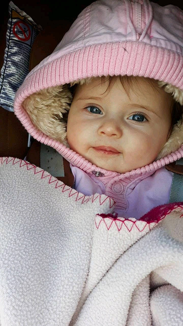 Romy a rejoint le concours — aidez-le/la à gagner de superbes lots ! cheek, child, eye, girl, headwear, infant, iris, lip, mouth, nose, person, pink, product, skin, smile, toddler