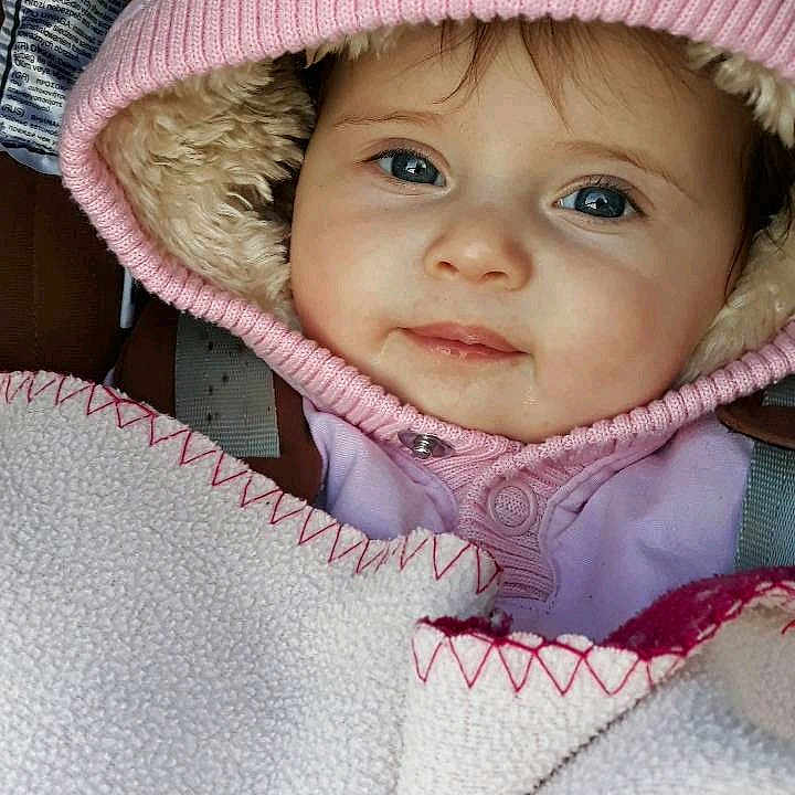 Romy a rejoint le concours — aidez-le/la à gagner de superbes lots ! cheek, child, eye, girl, headwear, infant, iris, lip, mouth, nose, person, pink, product, skin, smile, toddler