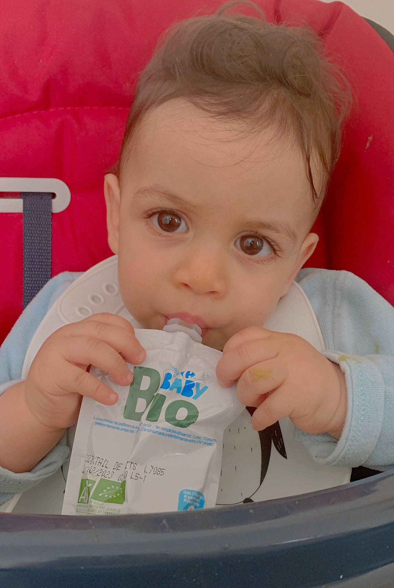 Jad participe au concours pour gagner de l'argent avec cette photo : baby, baby_playing_with_food, baby_playing_with_toys, baby_products, baby_toddler_clothing, cheek, child, drinking, drinkware, eye, eyelash, facial_expression, finger, hairstyle, happy, nail, person, plastic_bottle, skin, thumb