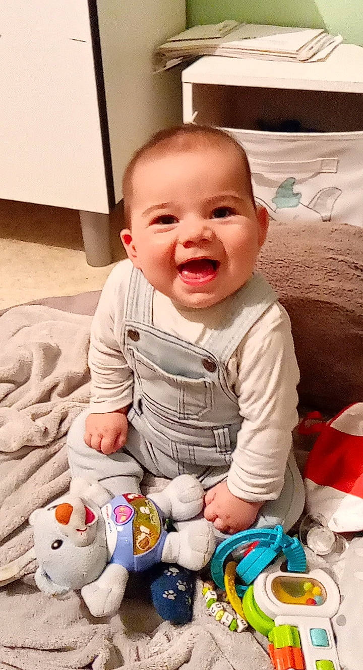 Jules a rejoint le concours — aidez-le/la à gagner de superbes lots ! baby, baby_products, baby_toddler_clothing, baby_toys, child, eye, home_accessories, linens, mouth, nose, person, plastic, toddler