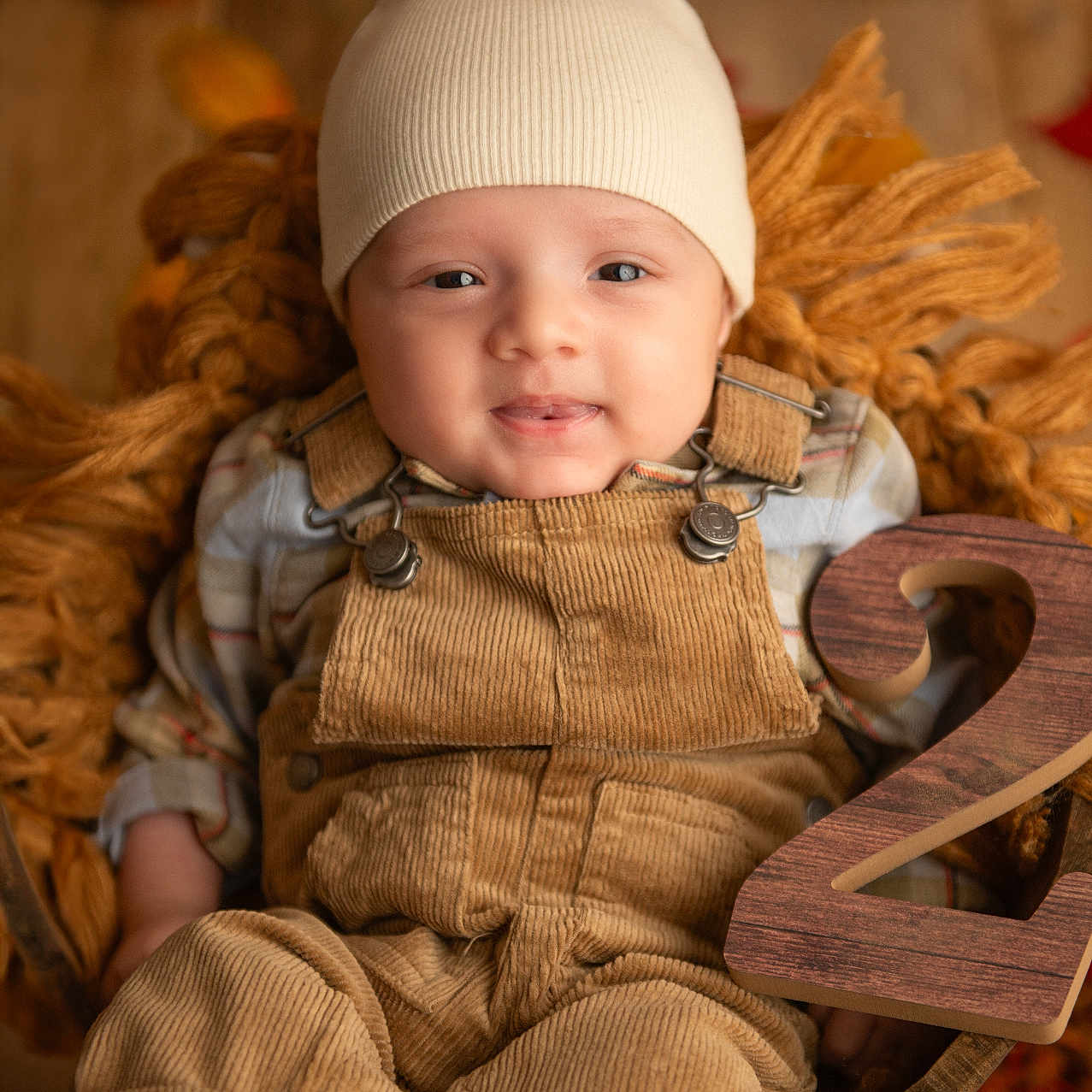 Daniel participe au concours pour gagner de l'argent avec cette photo : autumn, baby, baby_photo, beanie, blanket, corduroy_overalls, cozy, cute, face, hands, indoor, infant, legs, milestone, number_2, plaid_shirt, portrait, smiling, warm_colors, wooden_number
