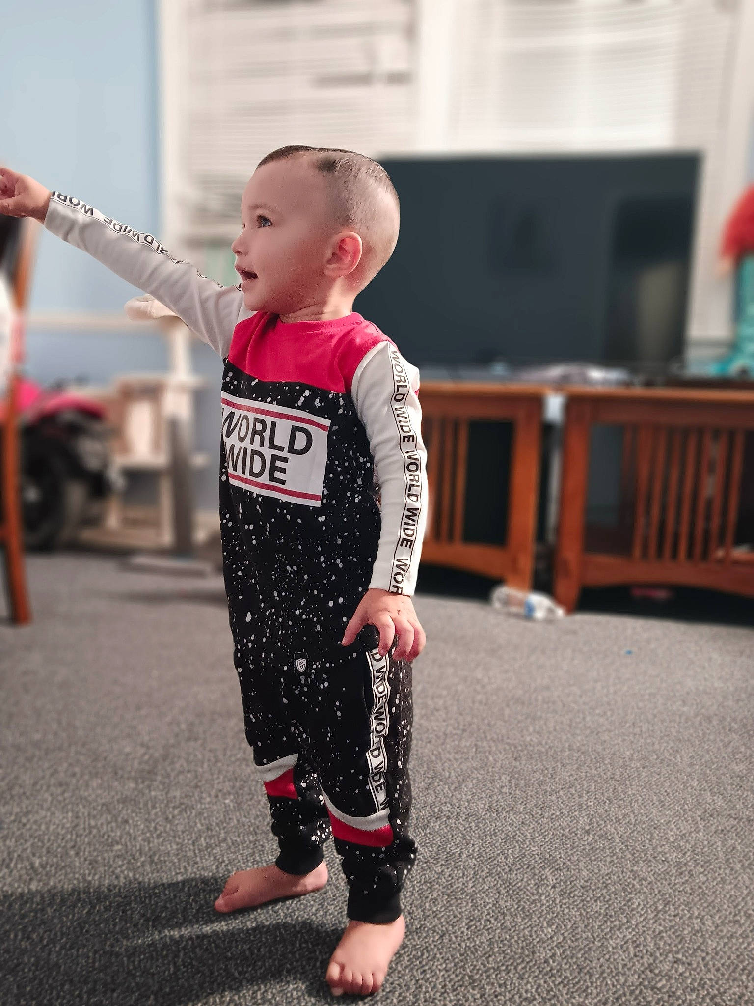 Geovanni is registered to the contest to win money with this photo: asphalt, baby, child, costume, event, fashion_design, flooring, fun, happy, human_leg, joint, knee, person, recreation, road, sleeve, sportswear, t_shirt, television, toddler