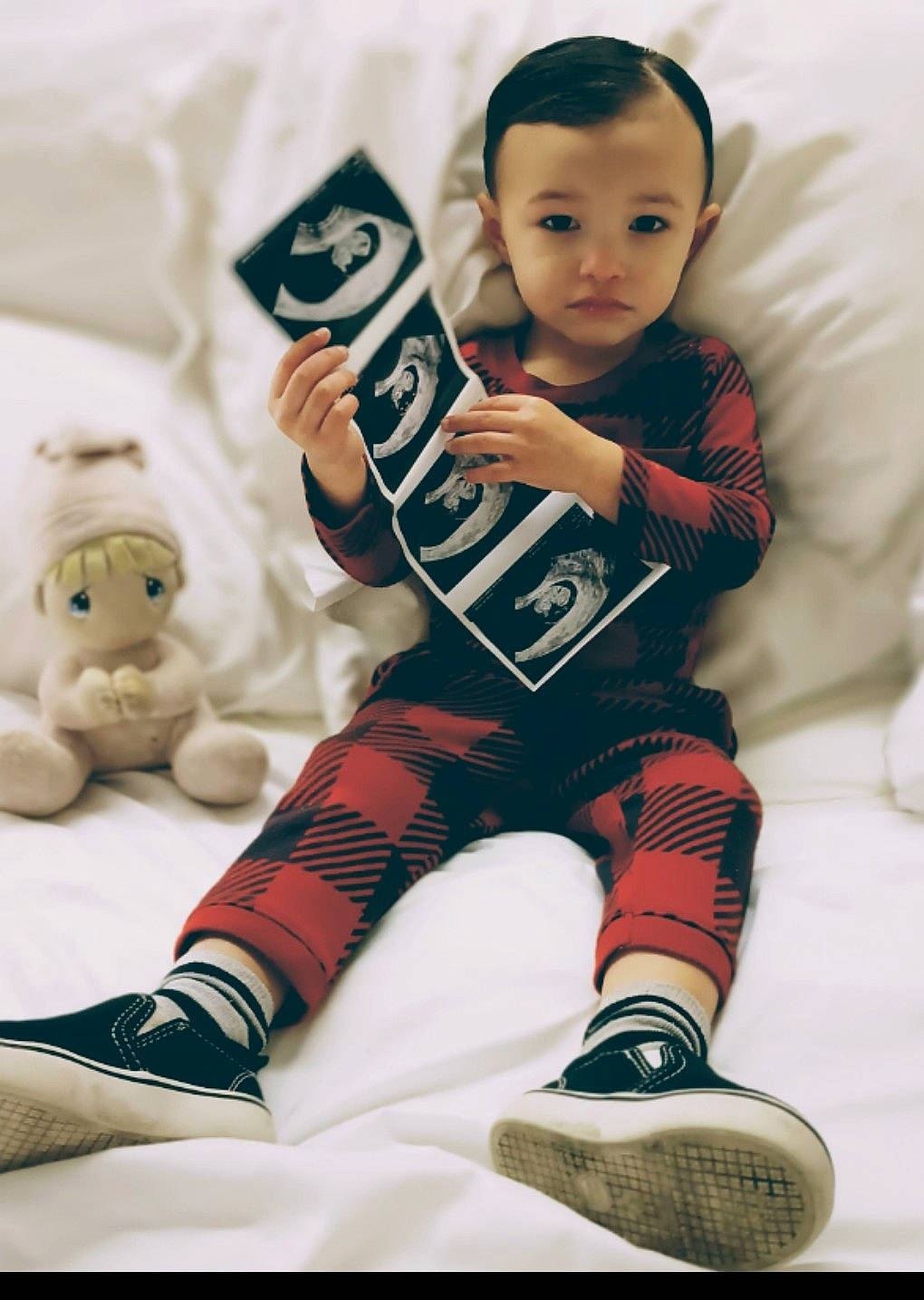 Geovanni is registered to the contest to win money with this photo: baby, baby_toddler_clothing, boot, child, comfort, happy, head, human_leg, knee, leg, mammal, person, sleeve, snapshot, sneakers, sock, t_shirt, thigh, toddler, toy