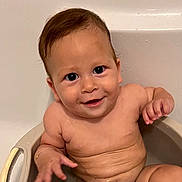 Eden a rejoint le concours — aidez-le/la à gagner de superbes lots ! baby, child, bath, bathtub, smile, happy, water, skin, infant, sitting, cute, face, expression, young, person, indoor, relaxation, chubby, hand, body