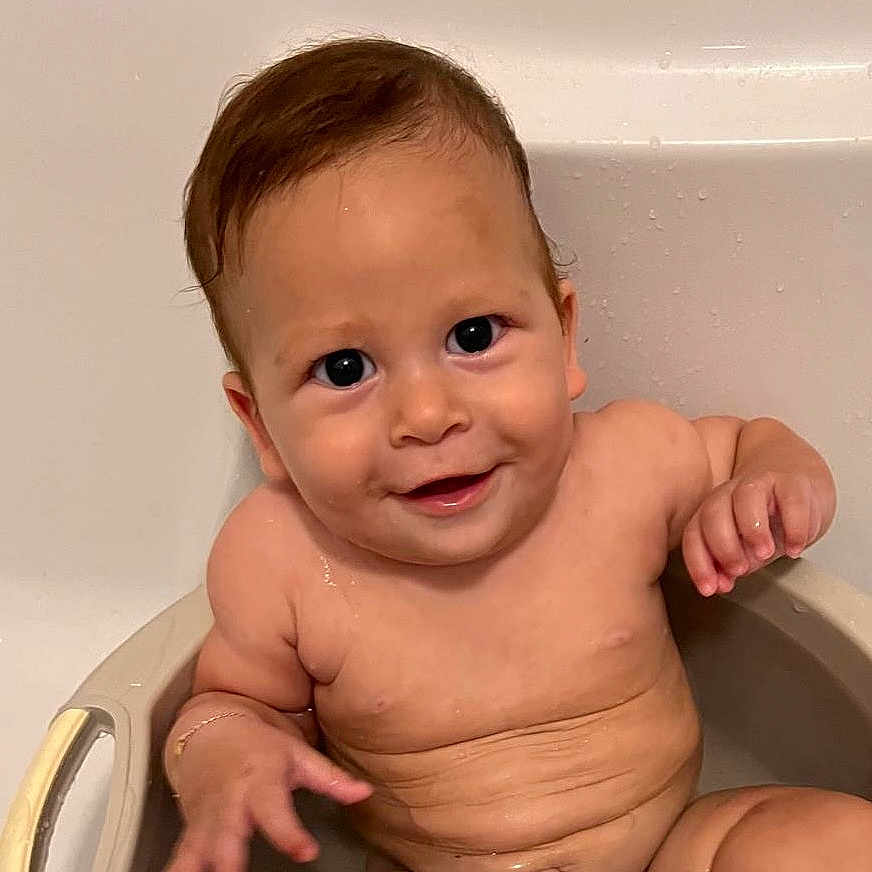 Eden a rejoint le concours — aidez-le/la à gagner de superbes lots ! baby, bath, bathtub, body, child, chubby, cute, expression, face, hand, happy, indoor, infant, person, relaxation, sitting, skin, smile, water, young
