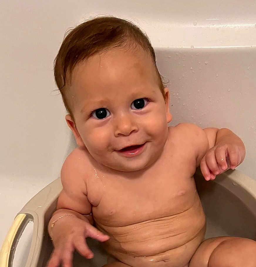 Eden a rejoint le concours — aidez-le/la à gagner de superbes lots ! baby, child, bath, bathtub, smile, happy, water, skin, infant, sitting, cute, face, expression, young, person, indoor, relaxation, chubby, hand, body